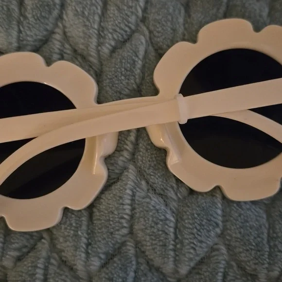 *NEW* Baby Girl Flower Sunglasses - Picture 2 of 2